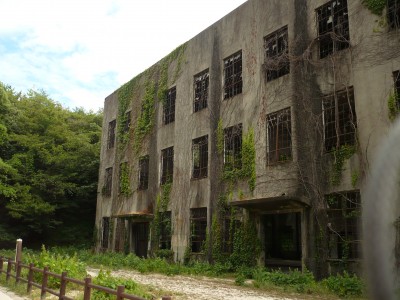 発電所跡地。ちょっと端っこにひもが写っちゃった。