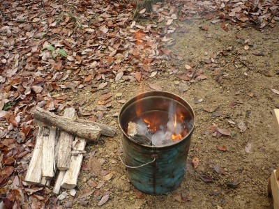 なんと！薪でたき火をしたりした。