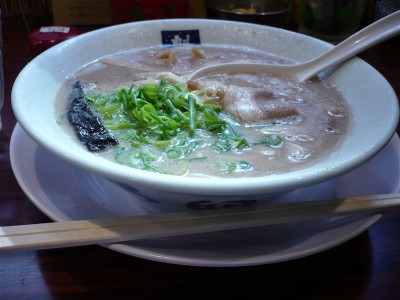 豚骨ラーメン。脂ぎってるね。