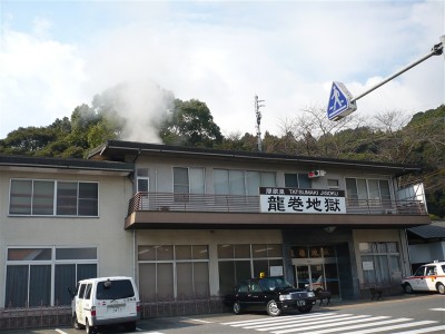 坂の途中にあった。既に湯気がやばい。