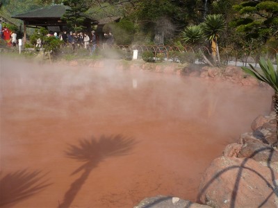 温泉の底が赤銅色に染まっている。