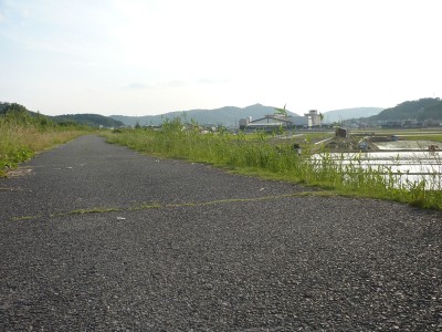 真っ平らな道。