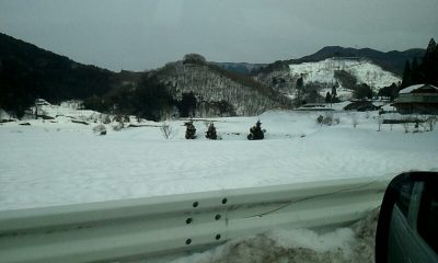 山の上の方まで積雪がある