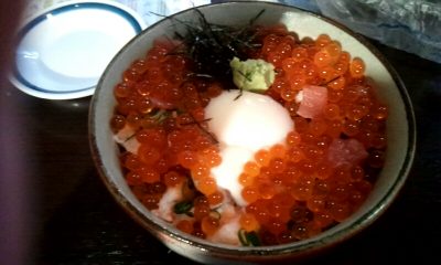 いくらが溢れているミックス丼