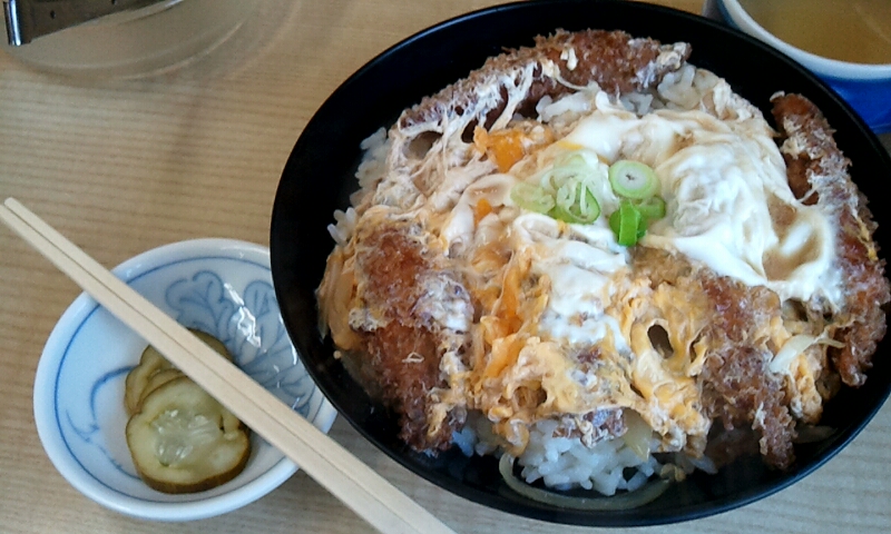 シャコ丼750円ときゅうりの漬け物 シャコ丼750円ときゅうりの漬け物