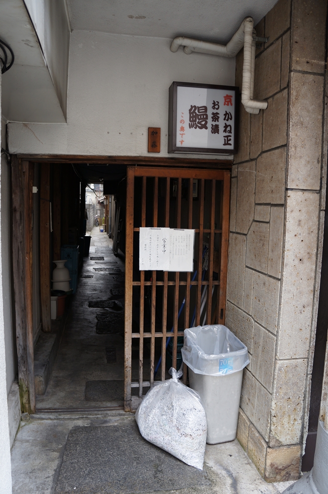 この奥にお店がある このこの奥にお店がある