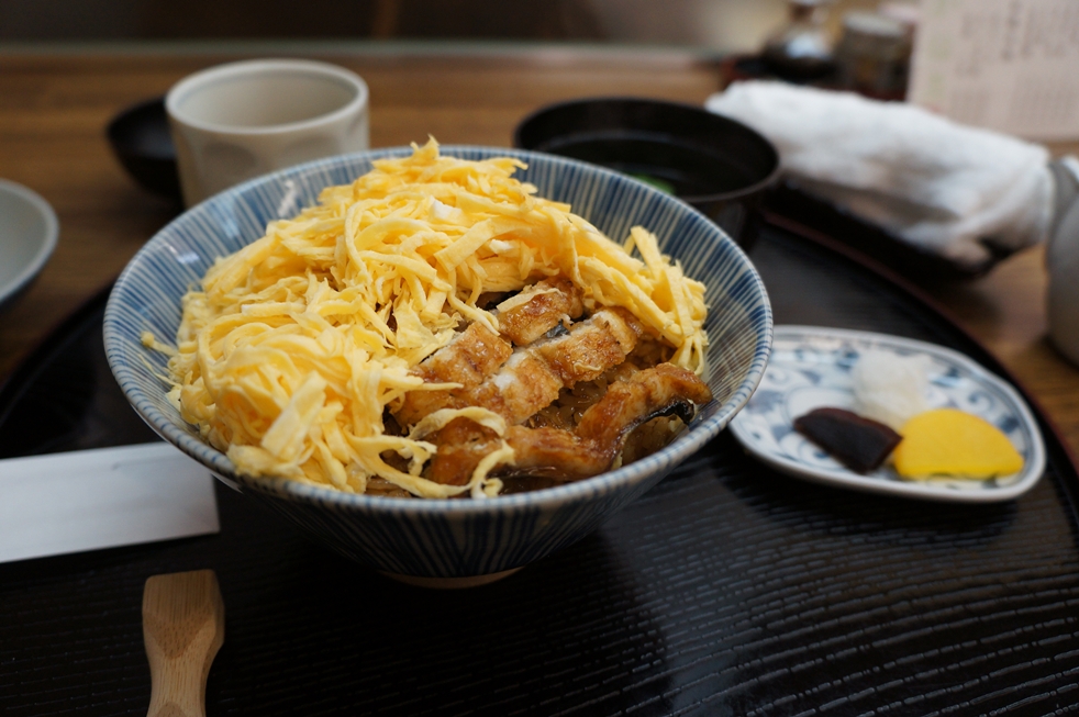 玉子をめくるとそこには鰻が 玉子をめくるとそこには鰻が