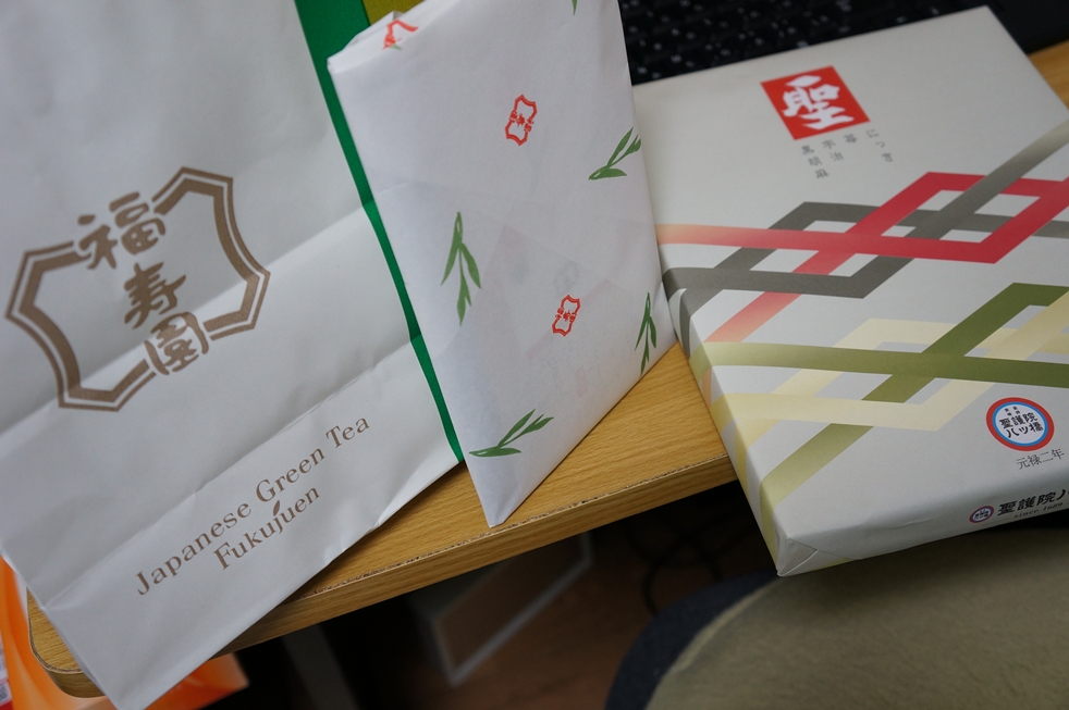 京都お土産のお茶と八つ橋 京都おお土産のお茶と八つ橋