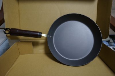 光を反射するフライパン