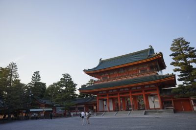 赤くそびえる門