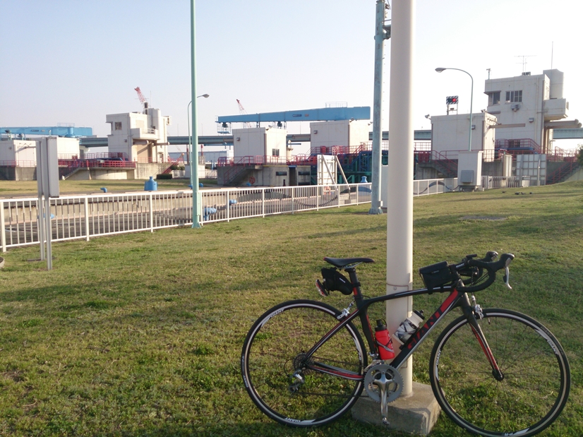 ロードバイクと閘門