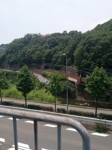 山から飛び出る線路