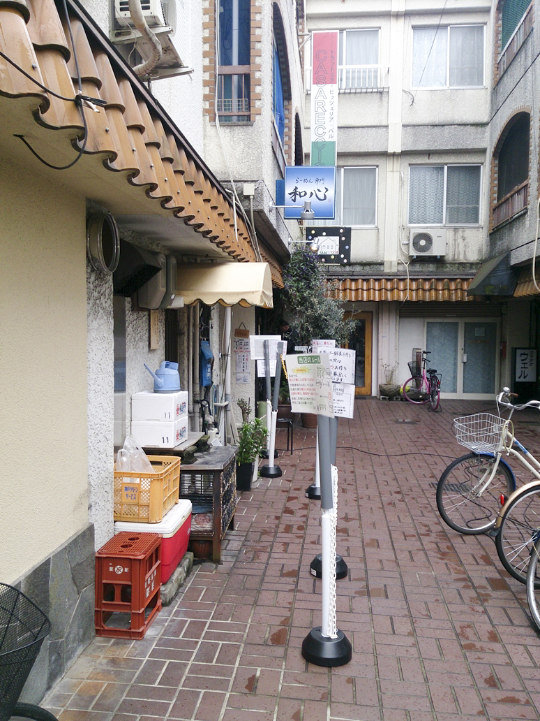 駅の南口から徒歩数分