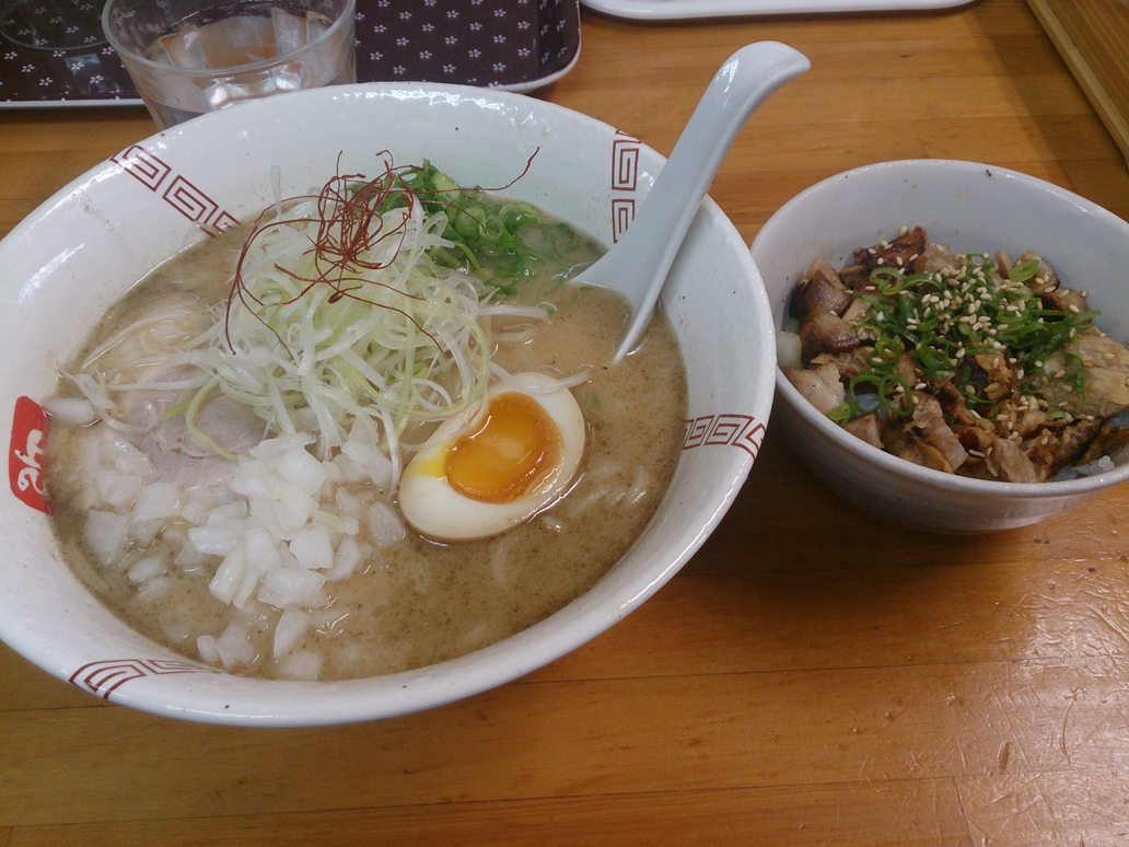 醤油ラーメンとヘタめし