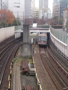 地下から地上へ上がってくる電車