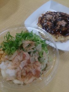 冷やしうどんと海鮮お好み焼き