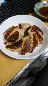 餃子も焼いてるよ