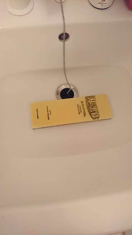 水につけている砥石