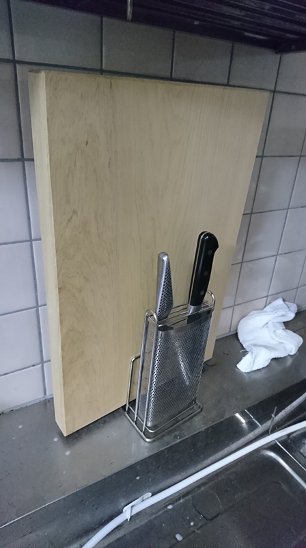 まな板をまな板スタンドに立てたところ