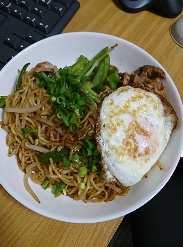ゆで卵 on 焼きそば