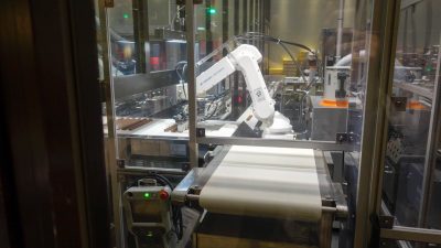 ロボットでチョコを作っていた