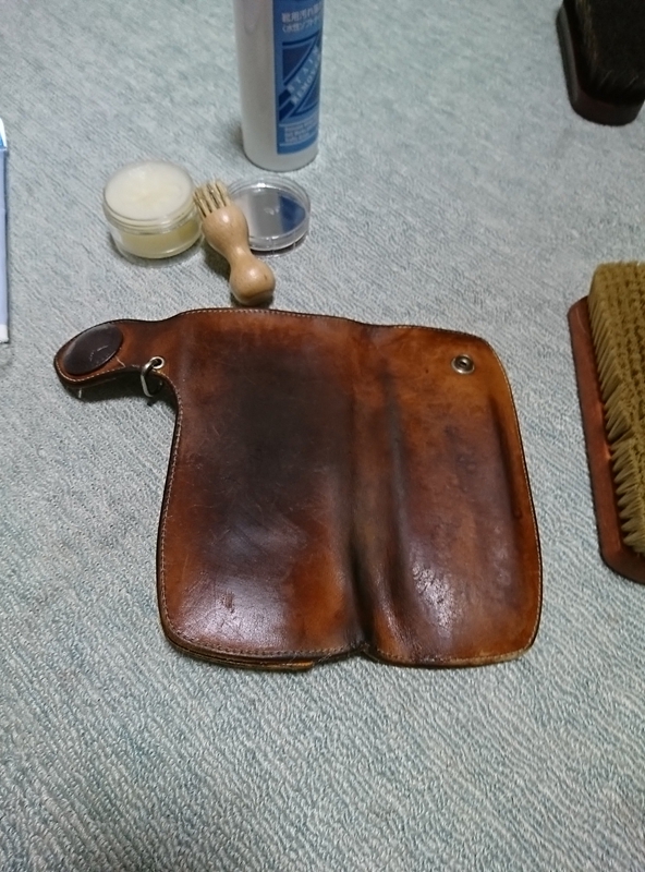 汚れを取った後にミンクオイルを塗った