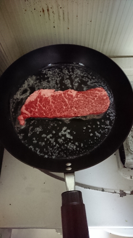 バターで肉を焼く