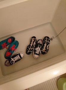 お風呂にお湯を張って靴を浸ける