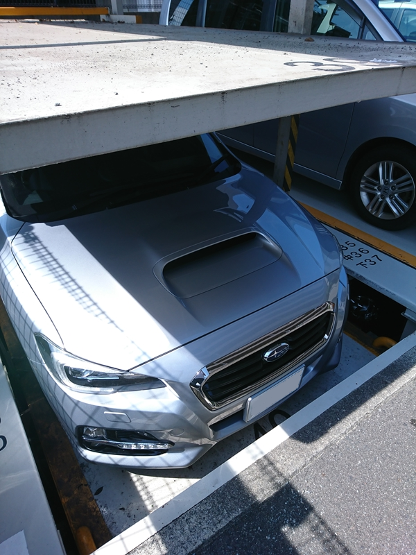 立体駐車場に吸い込まれていくレヴォーグ