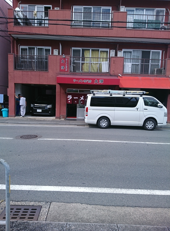 タイミング悪く車が止まっていた