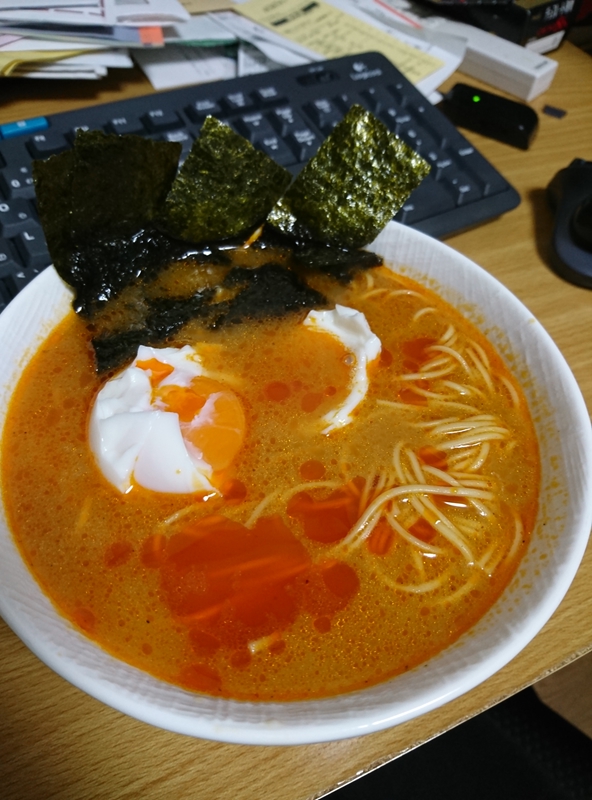 赤辛ラーメンに海苔とゆで玉子を乗せてみた