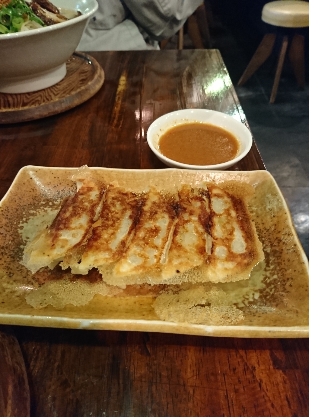 焼き餃子は味噌だれか醤油だれで行く