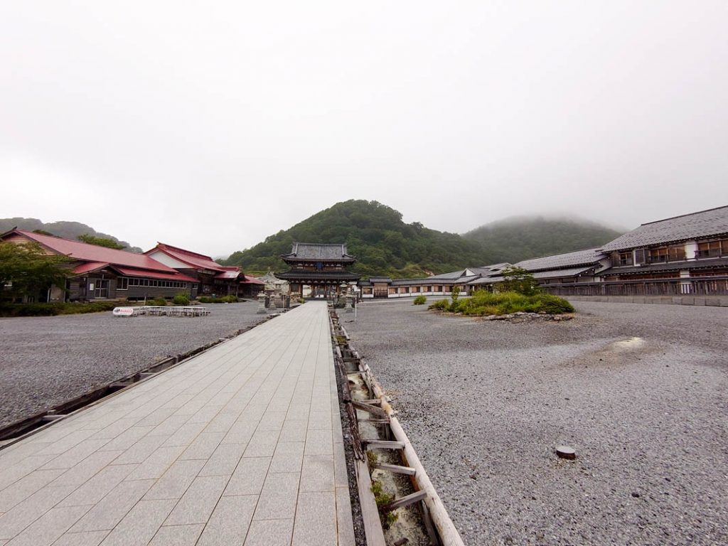 天気が悪くおどろおどろしい雰囲気になった