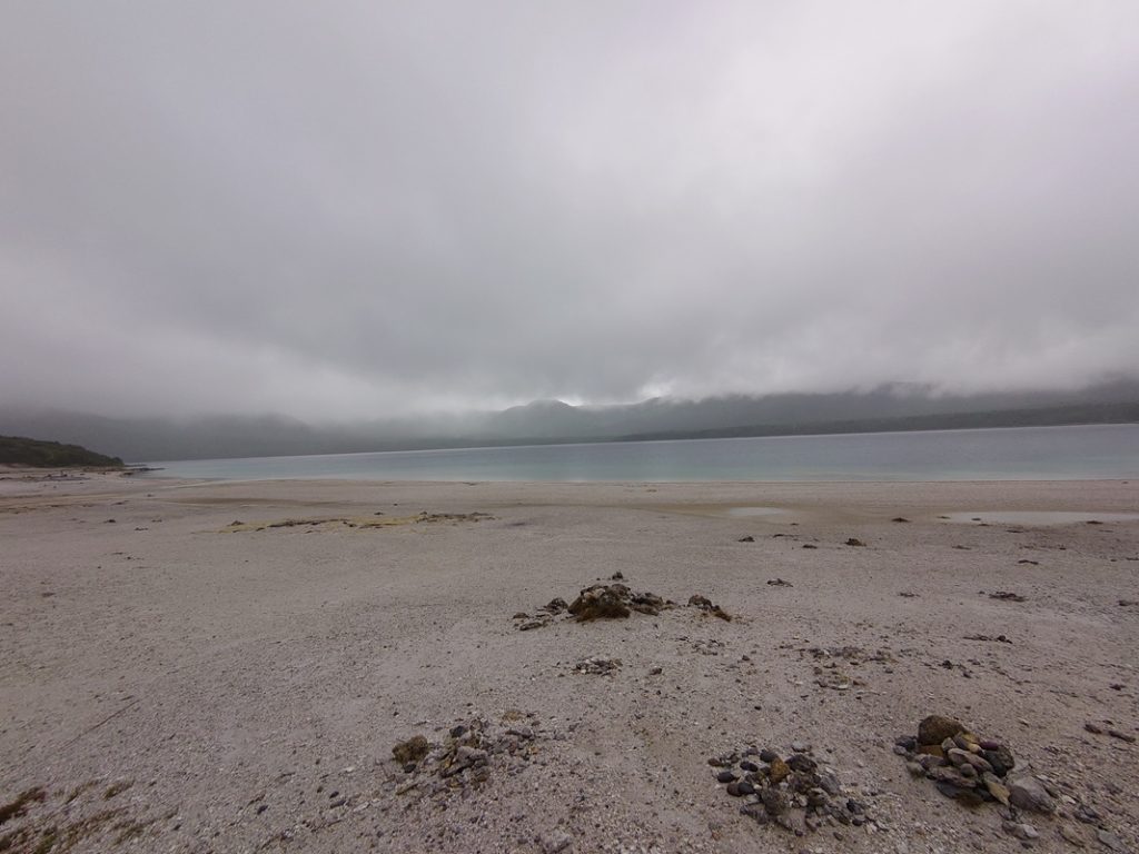 吸い込まれそうな湖と雲