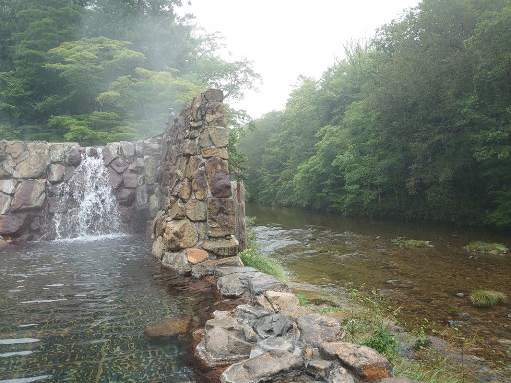 温泉のすぐ横が川になっている