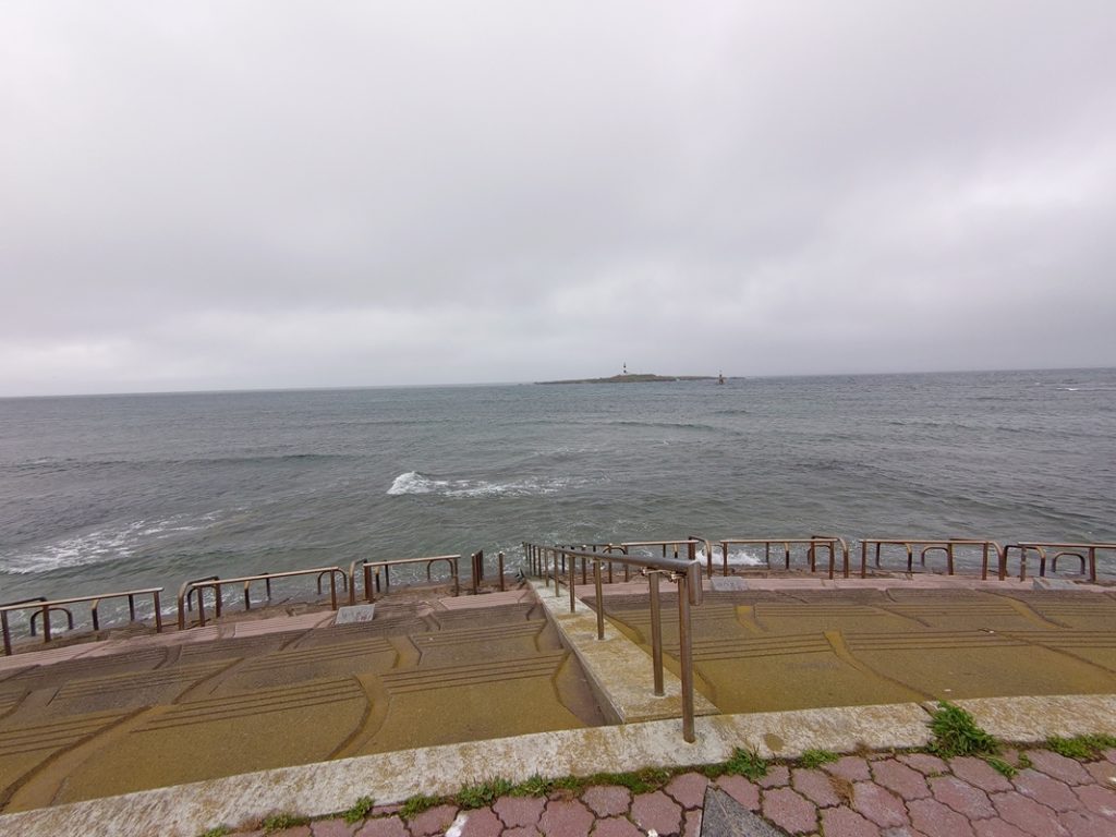 向こうに見える島は北海道!・・・ではなく弁天島