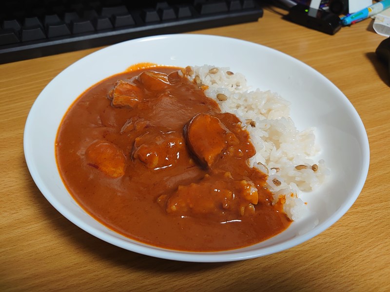 ルーと肉しか入ってない?(ご飯は麦飯)