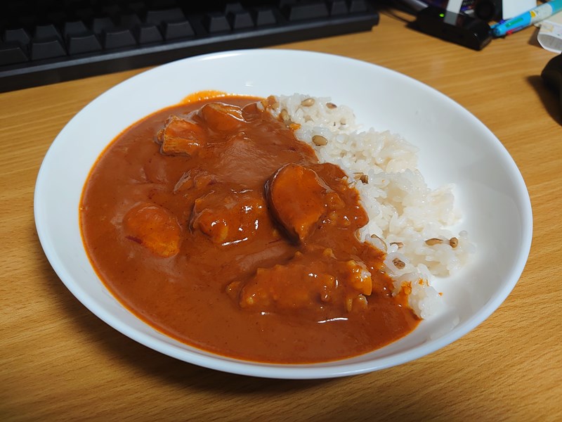 ルーと肉しか入ってない？（ご飯は麦飯）