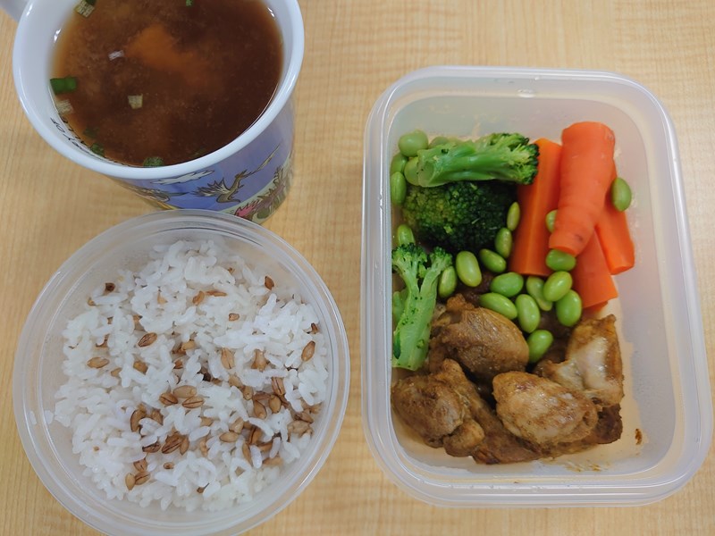 麦ご飯と冷凍野菜と鶏肉のカレー炒め