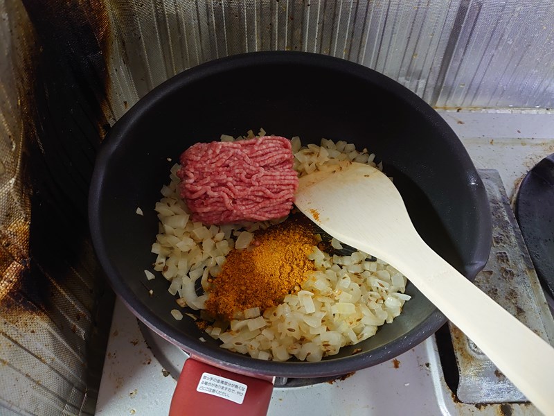 フライパンでカレーを炒めている