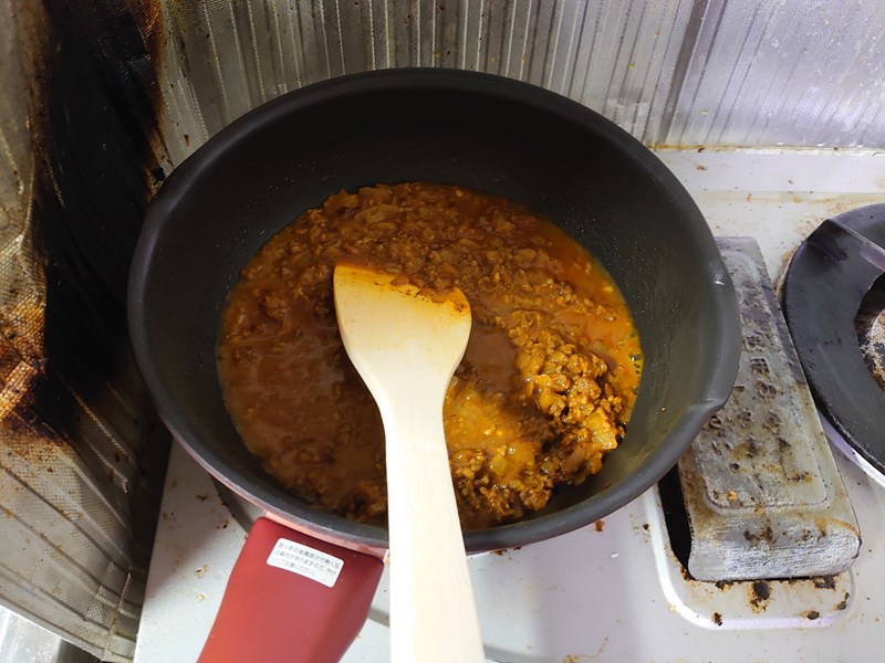 水を足してカレーっぽくなってきた