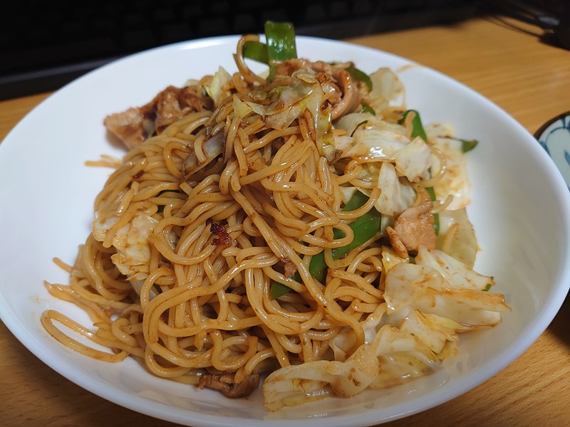 少し焼いた麺で作った焼きそば