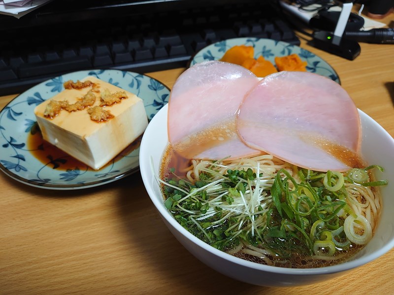 ハムが乗った醤油ラーメン