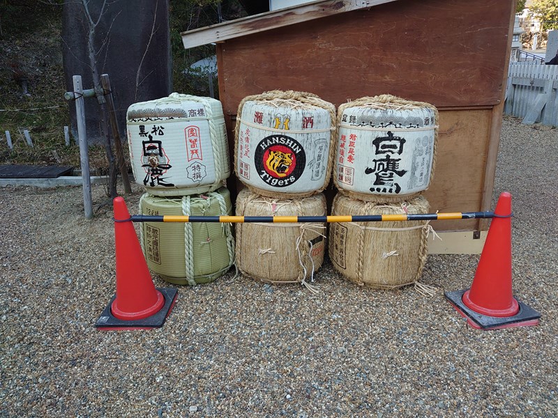 阪神のマークが描かれた菰樽（こもだる）
