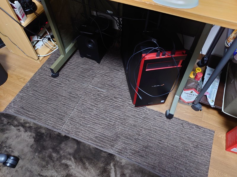 机の足回りに敷いたタイルカーペット