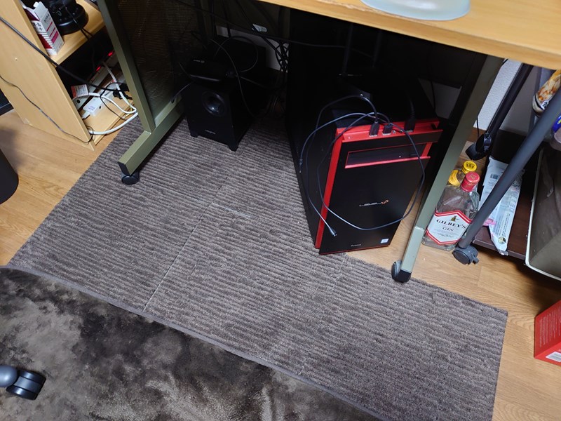 机の足回りに敷いたタイルカーペット