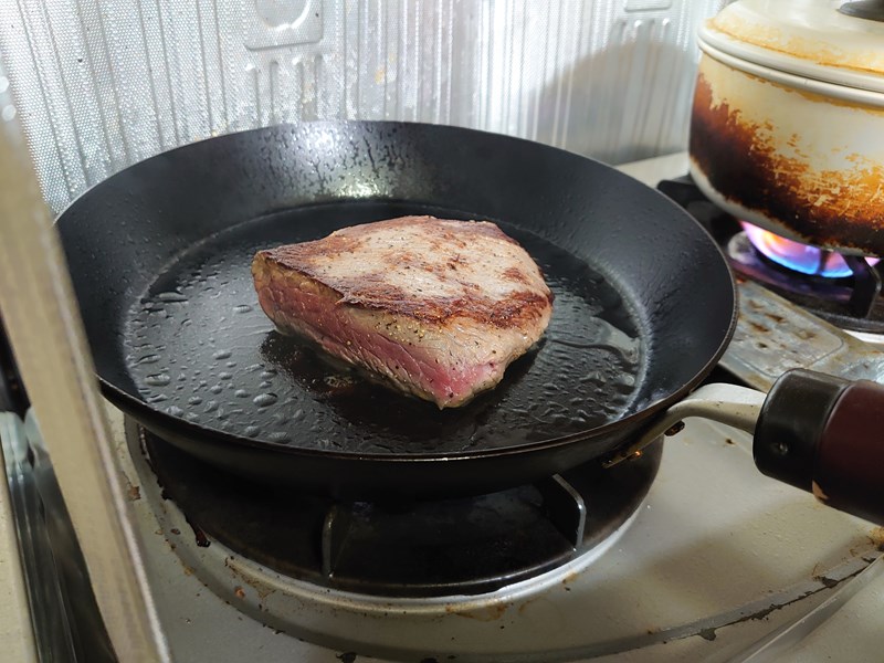 牛もも肉を焼いている画像