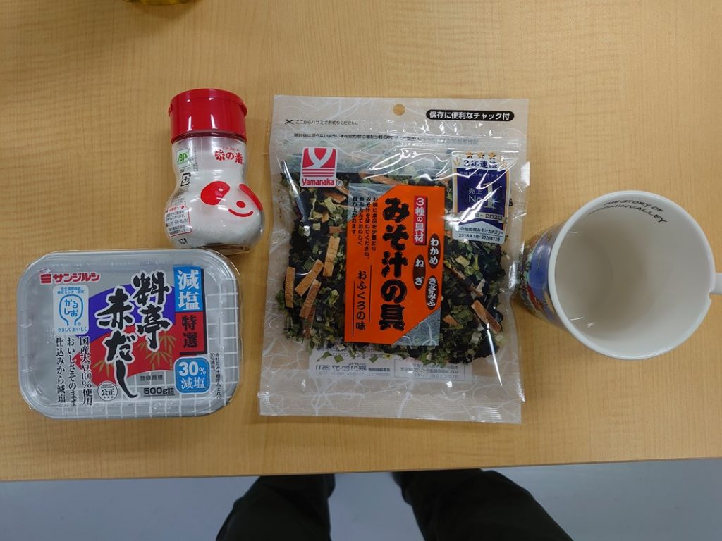 会社に常備している味噌と味噌汁の具