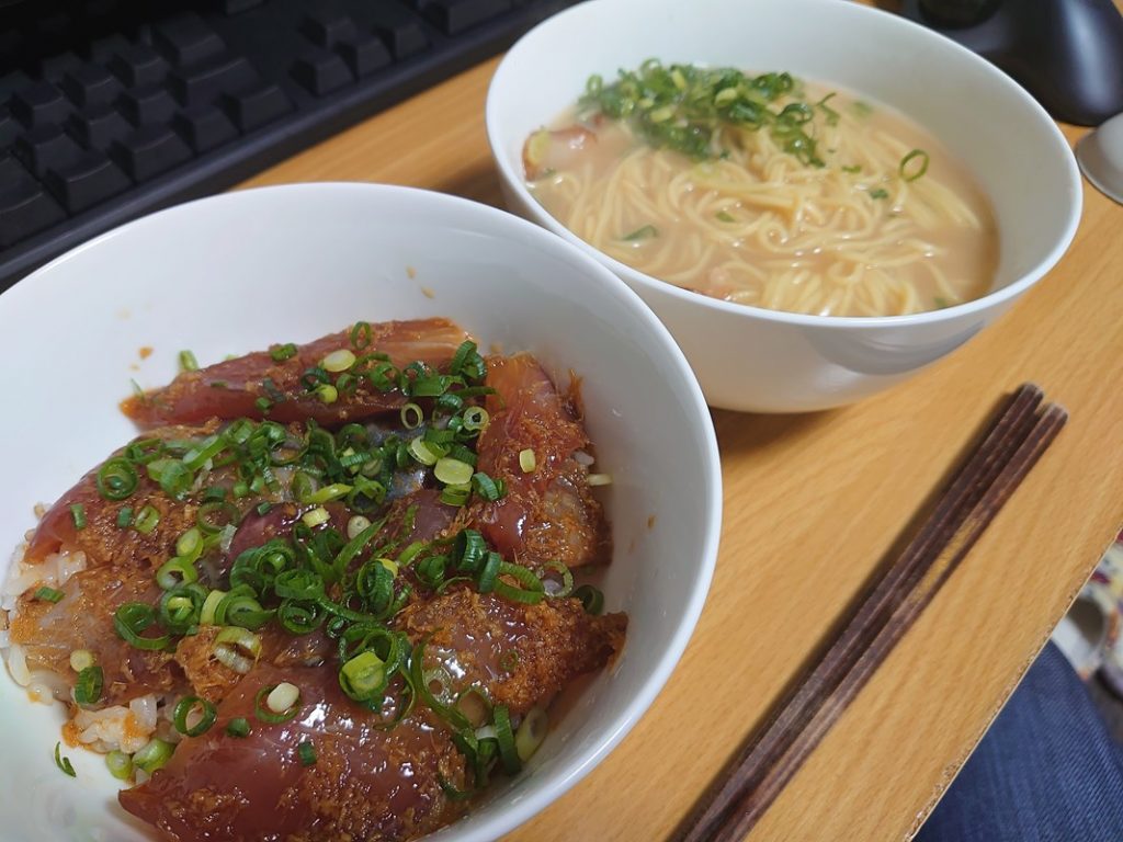 ハマチの漬け丼と豚骨ラーメン