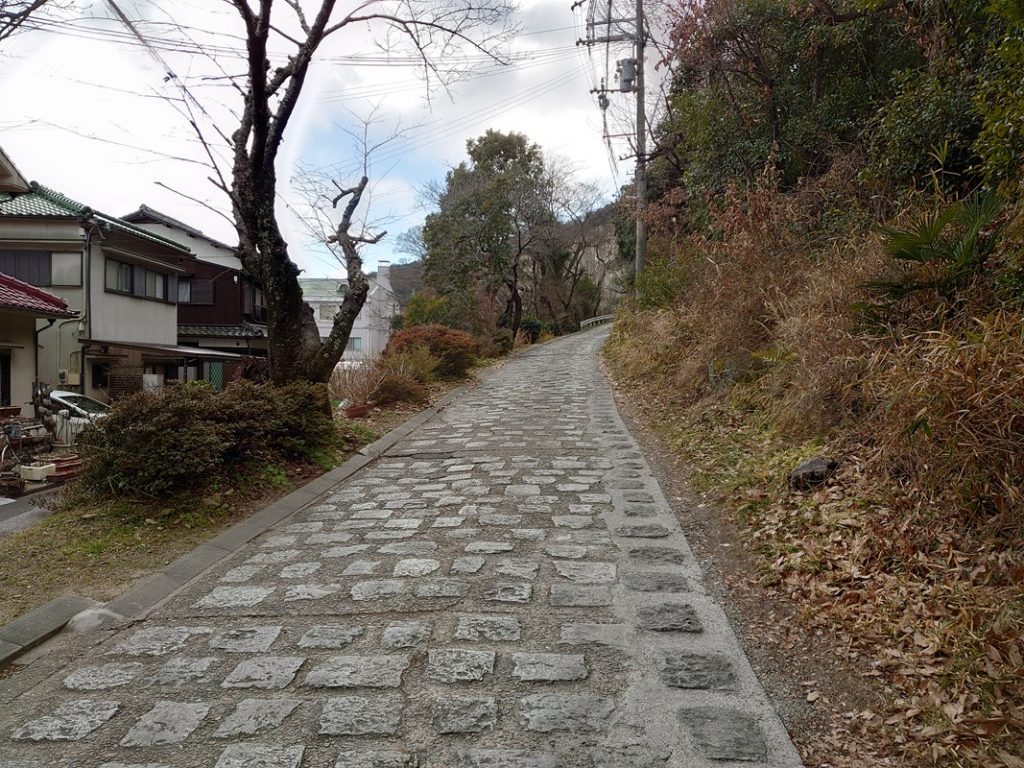 生石神社へと続く石の道